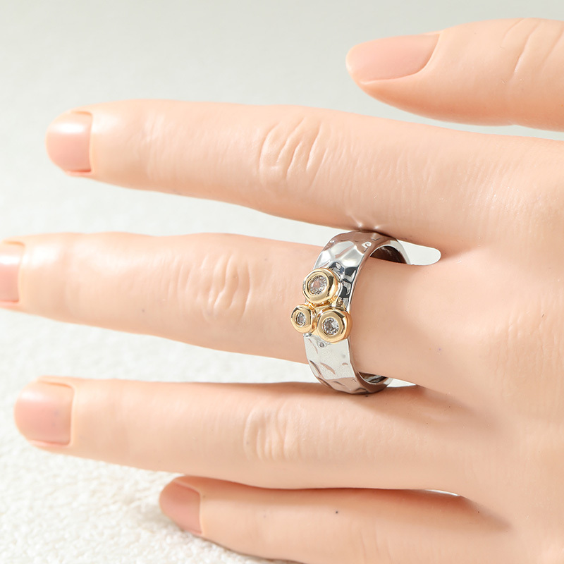Women's Two-color Hammer Pattern Ring with Synthetic Zirconia
